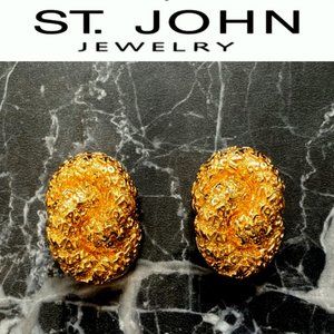 Gold tone vintage ST.JOHN clip earrings. Size 1.1”